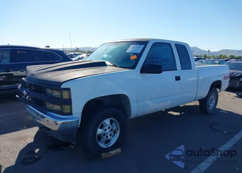 1998 Chevrolet K1500 Fleetside/Silverado Fleetside/Sportside z USA, uszkodzony, nr VIN 1GCEK19R2WE110616